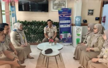 Bustam Briefing Petugas Loket Kantah Takalar, Tekankan Layanan Responsif 11 Kepala Kantah Takalar Bustam dan petugas loket berdiskusi dalam briefing pagi