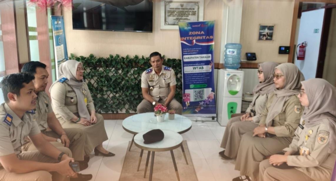 Kepala Kantah Takalar Bustam dan petugas loket berdiskusi dalam briefing pagi