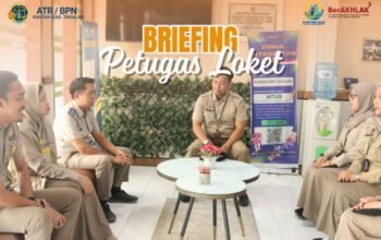 Petugas loket Kantor Pertanahan Kabupaten Takalar mengikuti briefing pagi 5 Oktober 2026