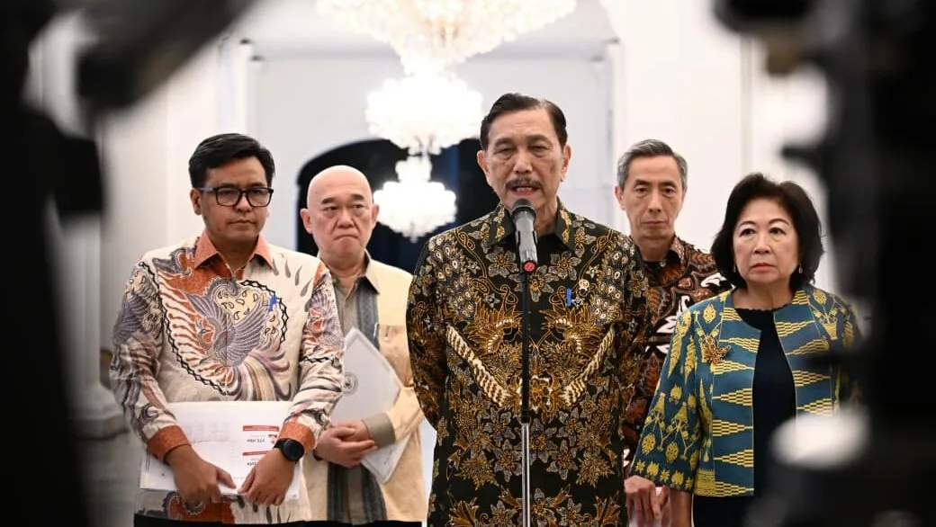 Ketua DEN Luhut Binsar Pandjaitan memberi keterangan usai bertemu Presiden Prabowo Subianto di Istana Kepresidenan, Jakarta