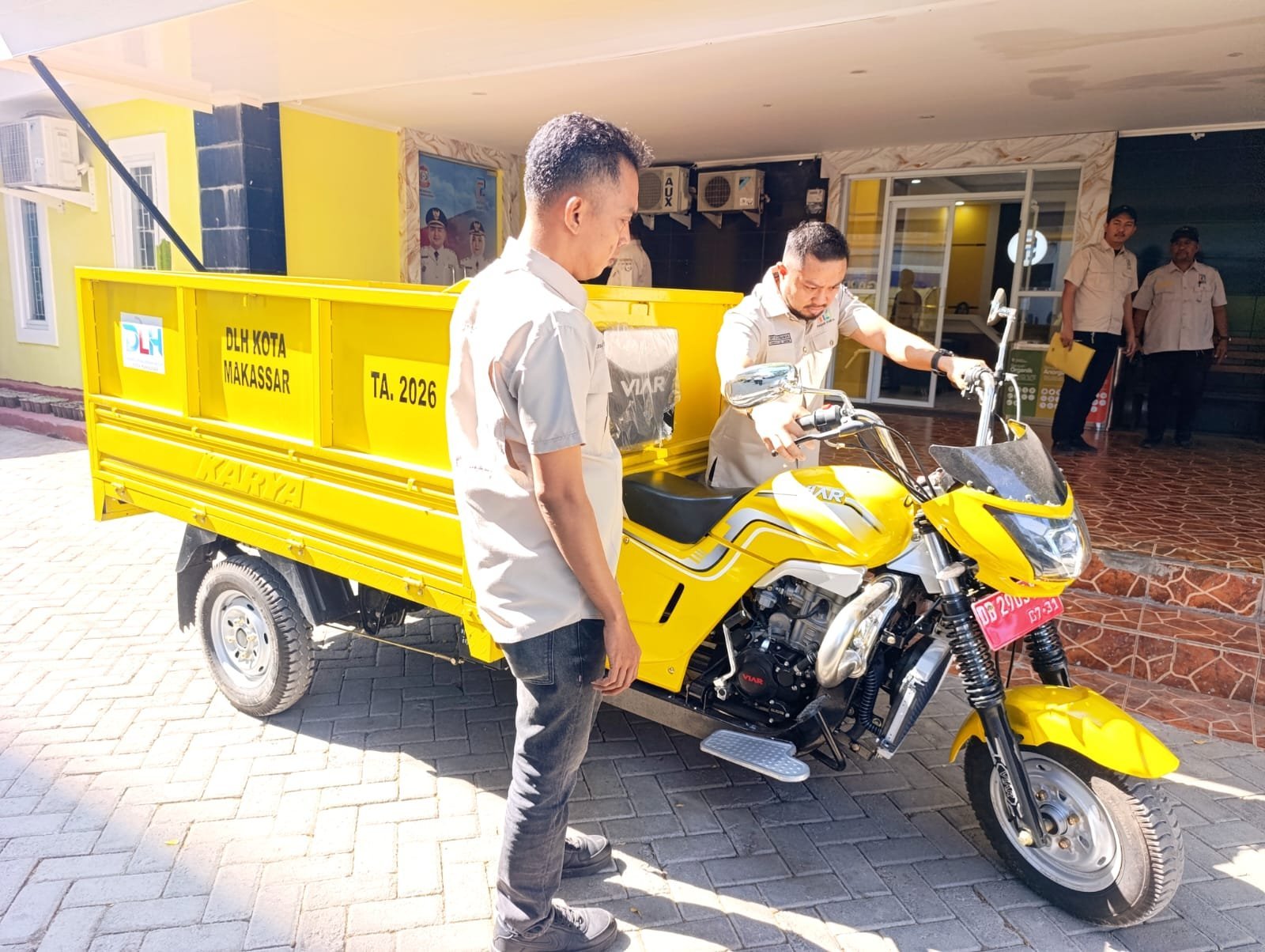 DLH Kota Makassar Bantu Motor Kebersihan Pasar Senggol 1 Penyerahan motor kebersihan bantuan DLH Kota Makassar untuk Pasar Senggol