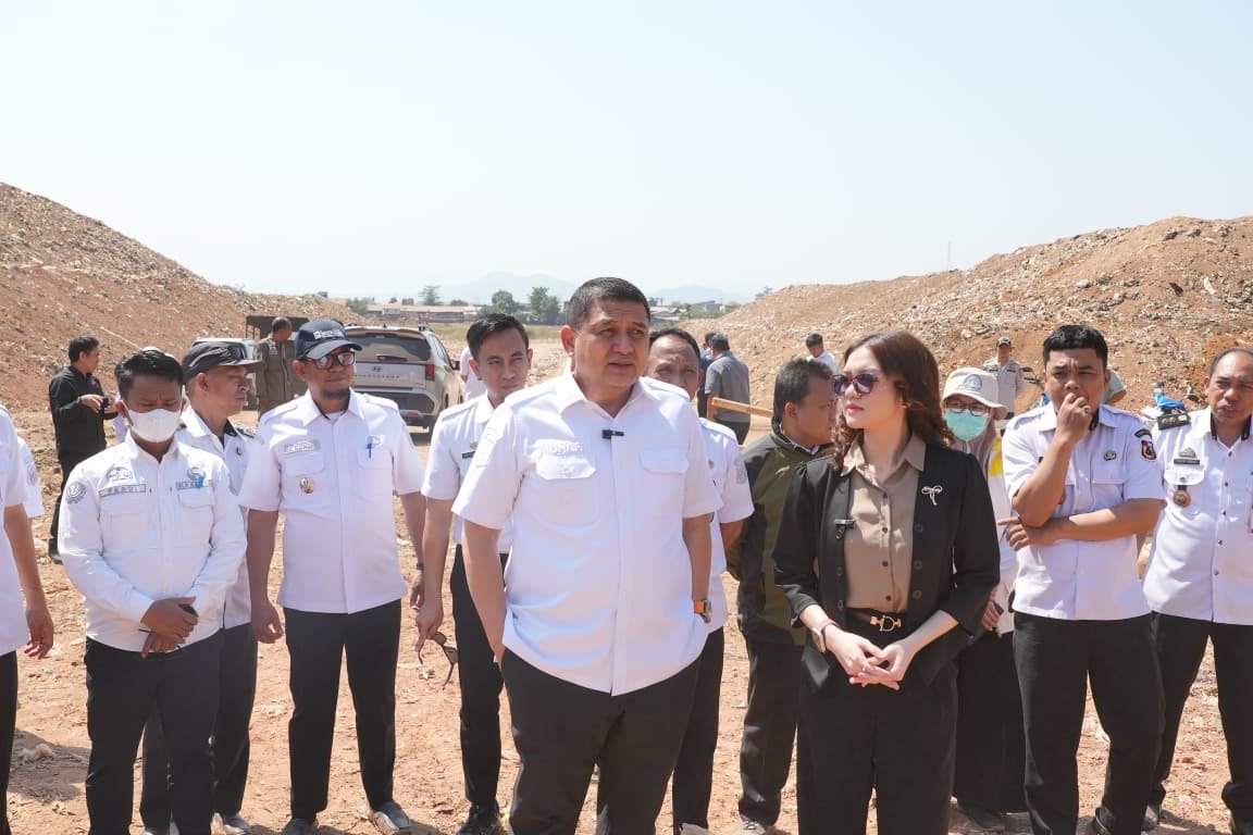 DLH Kota Makassar Dampingi Pembenahan Sistem TPA Tamangapa 1 Helmy Budiman dan Wali Kota Makassar meninjau pembenahan TPA Tamangapa