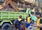 Pengangkutan hasil Jumat Bersih bersama DLH Kota Makassar