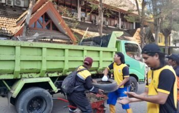 Pengangkutan hasil Jumat Bersih bersama DLH Kota Makassar