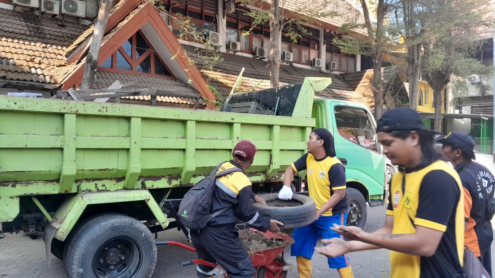 Pengangkutan hasil Jumat Bersih bersama DLH Kota Makassar