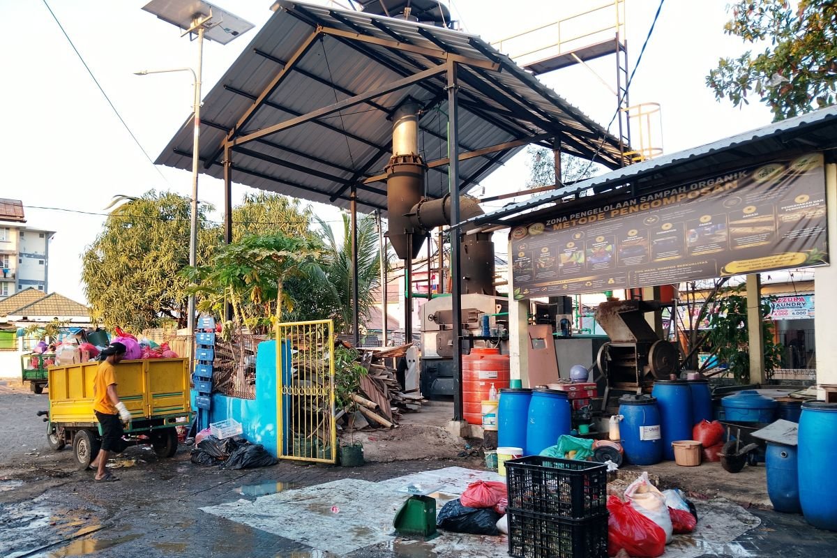 DLH Kota Makassar Tambah Personel TPS3R Mariso Jadi 10 Orang 1 Pengangkutan sampah organik di TPS3R Mariso yang didukung DLH Kota Makassar