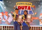 Duta Baca SMPN 4 Makassar Muhammad Faizil Adhim dan Duratun Nafisah membawa piala dan piagam pada 22 Oktober 2026