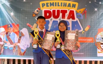 Duta Baca SMPN 4 Makassar Muhammad Faizil Adhim dan Duratun Nafisah membawa piala dan piagam pada 22 Oktober 2026