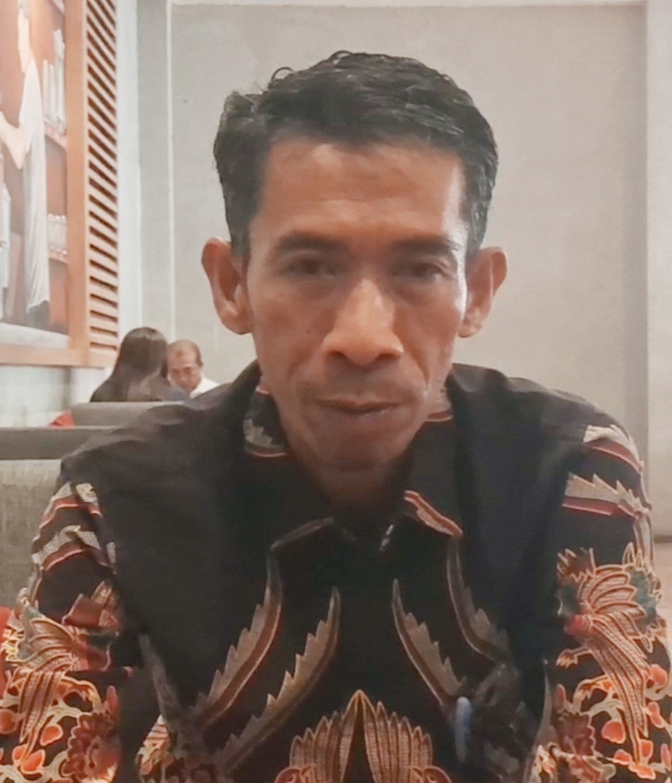 Narasumber pemberitaan sengketa Muswil APBMI Sulselbar mengenakan kemeja batik.