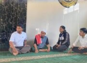Sejumlah orang berdiskusi saat kegiatan survei calon subjek dan objek tanah wakaf dan MBR di Takalar
