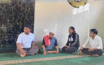 Sejumlah orang berdiskusi saat kegiatan survei calon subjek dan objek tanah wakaf dan MBR di Takalar