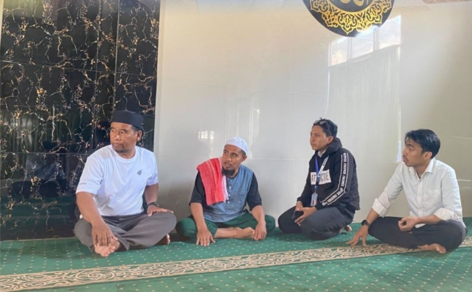MagangHub Kantah Takalar Survei Calon Subjek dan Objek Wakaf serta MBR 1 Sejumlah orang berdiskusi saat kegiatan survei calon subjek dan objek tanah wakaf dan MBR di Takalar