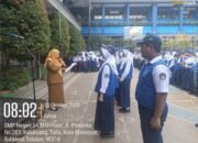 Hj. Enni melantik pengurus PIK-R GEN.SI SMP Negeri 4 Makassar di halaman sekolah pada 12 Oktober 2026