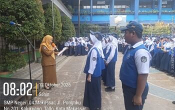 Hj. Enni melantik pengurus PIK-R GEN.SI SMP Negeri 4 Makassar di halaman sekolah pada 12 Oktober 2026