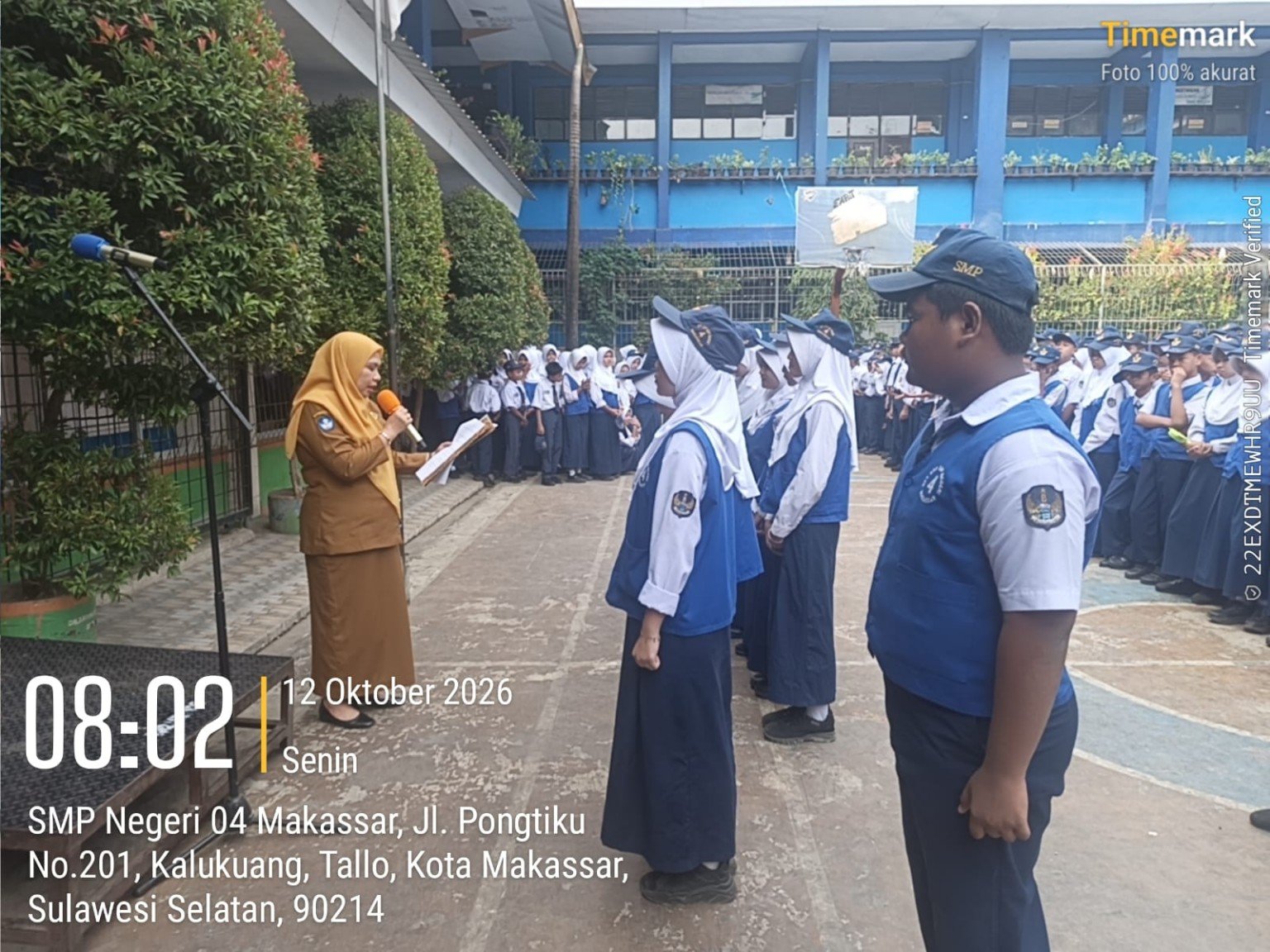 SMP Negeri 4 Makassar Lantik Pengurus PIK-R GEN.SI 2026/2027 1 Hj. Enni melantik pengurus PIK-R GEN.SI SMP Negeri 4 Makassar di halaman sekolah pada 12 Oktober 2026