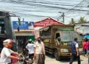 Aparat gabungan saat penggerebekan Kampung Dangko di Kecamatan Tamalate, Makassar