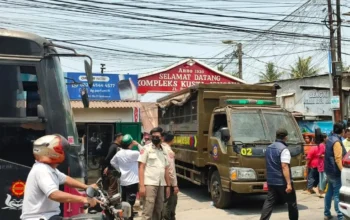 Aparat gabungan saat penggerebekan Kampung Dangko di Kecamatan Tamalate, Makassar