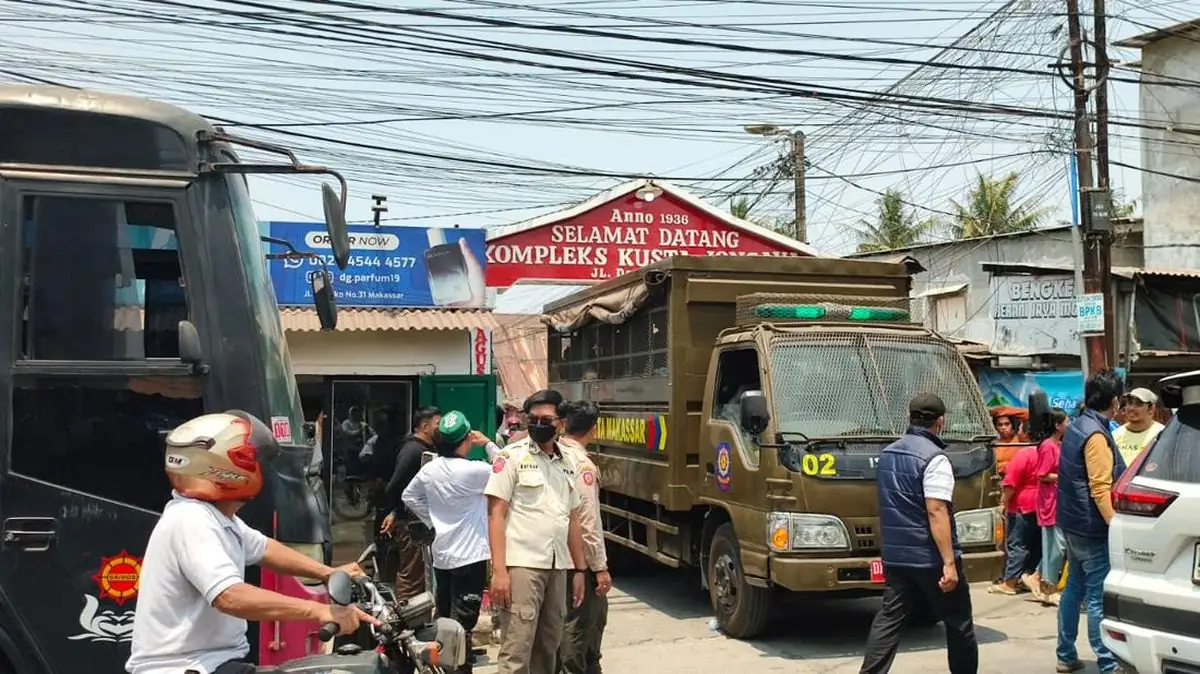 Aparat gabungan saat penggerebekan Kampung Dangko di Kecamatan Tamalate, Makassar
