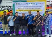 Petugas memeriksa cabai rawit untuk pengiriman ke Halmahera Utara