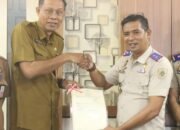 Kantah Takalar Serahkan Tiga Sertipikat Tanah Aset kepada Pemkab 18 Bustam menyerahkan dokumen sertipikat tanah aset Pemerintah Kabupaten Takalar kepada perwakilan pemerintah daerah