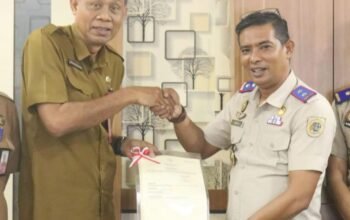 Kantah Takalar Serahkan Tiga Sertipikat Tanah Aset kepada Pemkab 9 Bustam menyerahkan dokumen sertipikat tanah aset Pemerintah Kabupaten Takalar kepada perwakilan pemerintah daerah