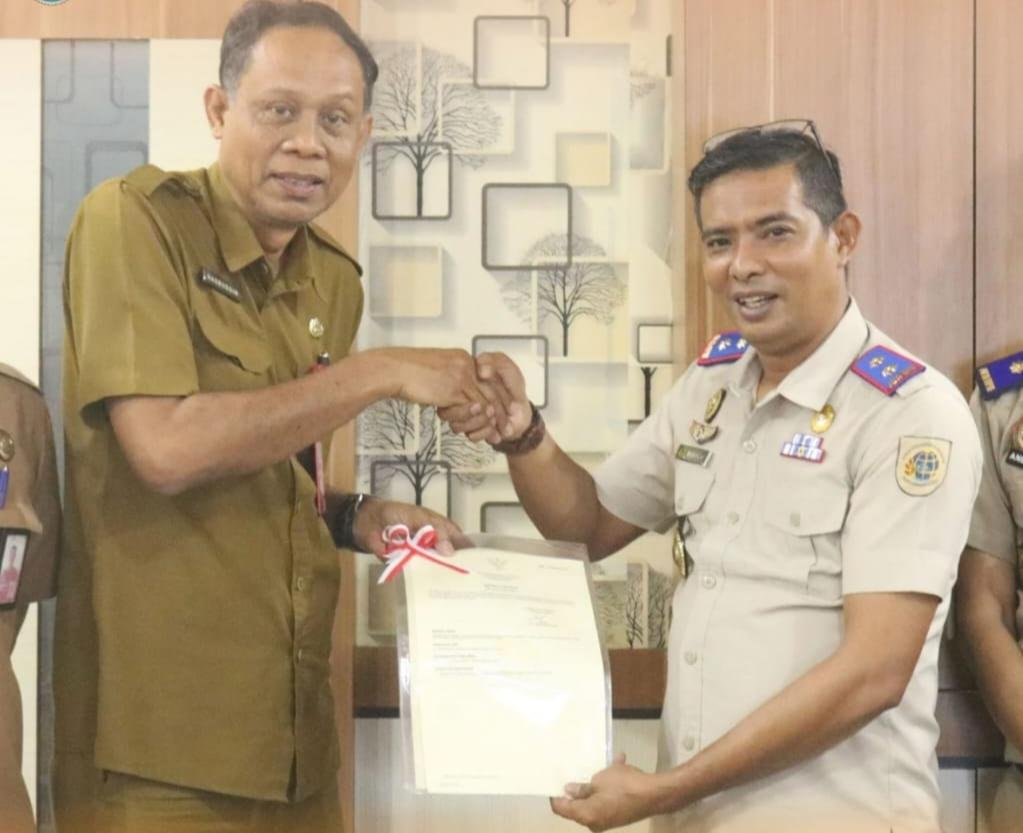 Bustam menyerahkan dokumen sertipikat tanah aset Pemerintah Kabupaten Takalar kepada perwakilan pemerintah daerah