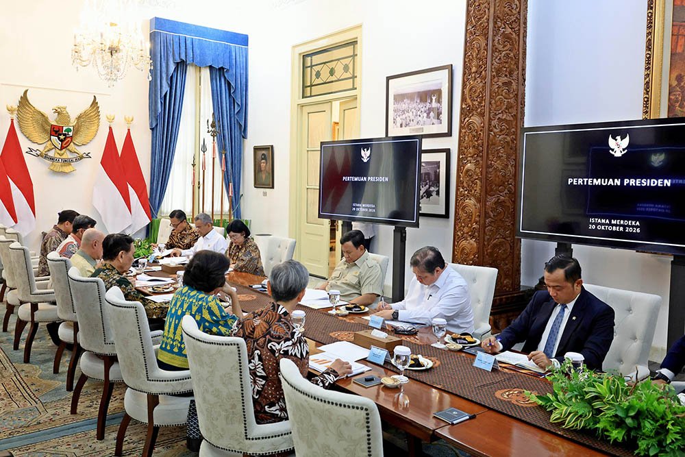 Prabowo Bakal Luncurkan Perlinsos Digital, 11,5 Juta KK Telah Terdaftar 1 Presiden Prabowo Subianto memimpin pertemuan bersama jajaran pemerintah dan Dewan Ekonomi Nasional di Istana Merdeka, Jakarta