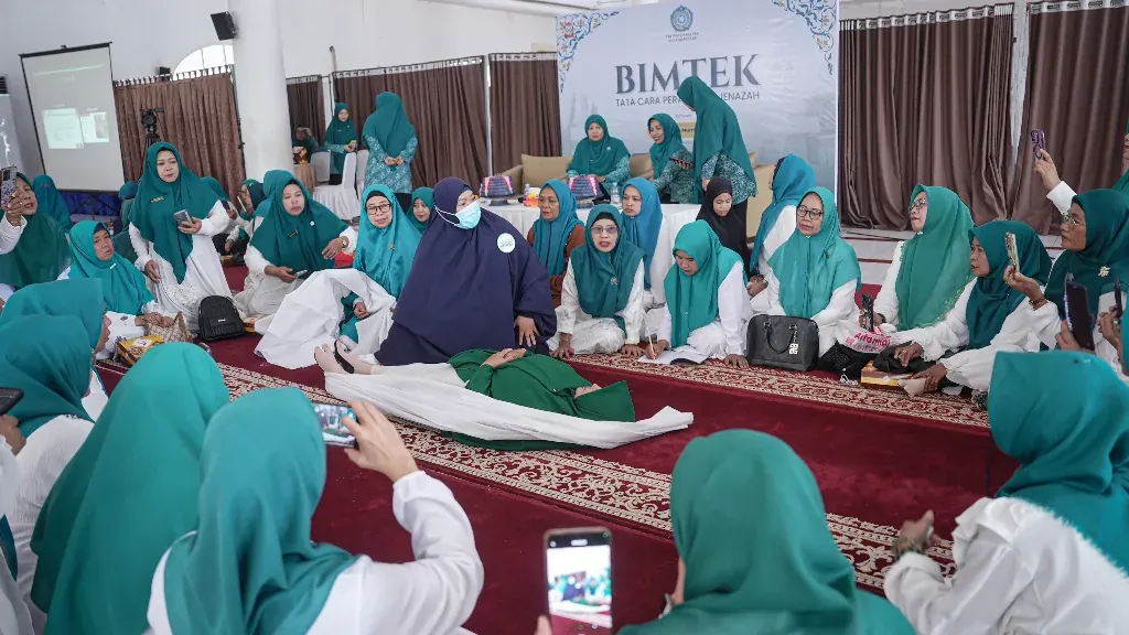 PKK Tidung Rappocini Makassar Belajar Perawatan Jenazah 1 Kader PKK Tidung Rappocini bersama peserta bimtek perawatan jenazah di Makassar