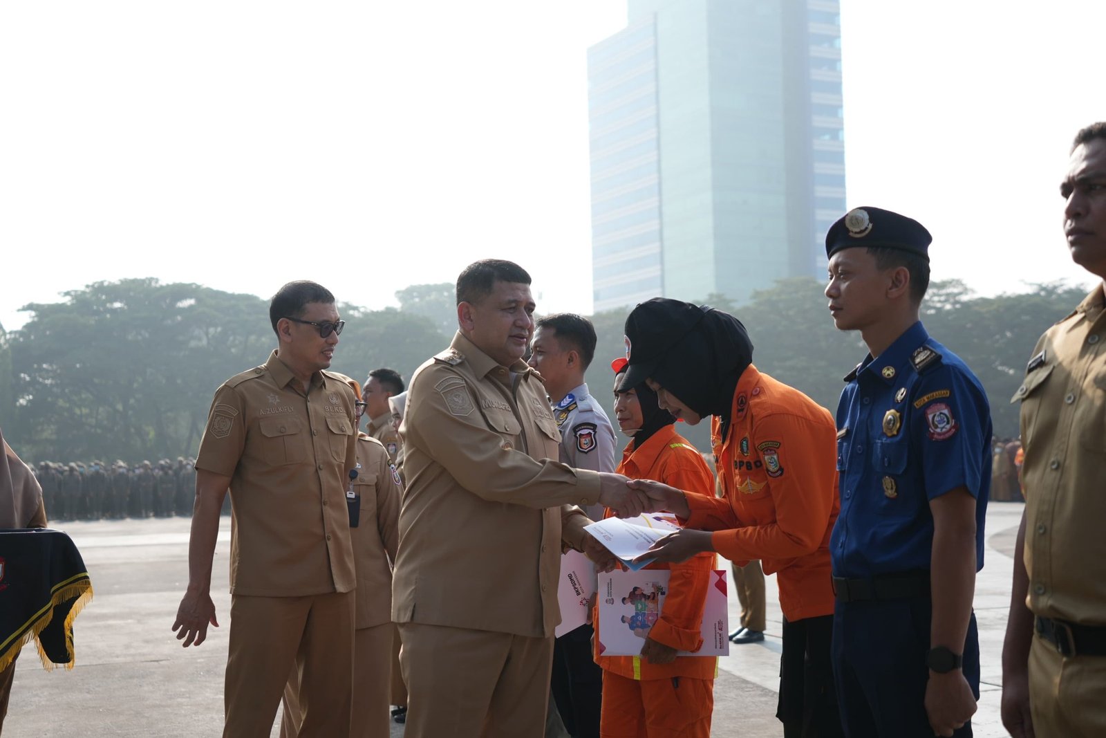 6.472 PPPK Paruh Waktu Pemkot Makassar Diperpanjang, 135 Orang Tidak Lanjut Kontrak 1 Penyerahan SK perpanjangan PPPK Paruh Waktu Pemkot Makassar di Lapangan Karebosi