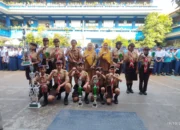 Pramuka Bimox SMPN 4 Makassar Raih Dua Juara Umum SEMALOPA 10 Pramuka Bimox SMPN 4 Makassar berfoto bersama membawa piala SEMALOPA 2026 di halaman sekolah pada 19 Oktober 2026