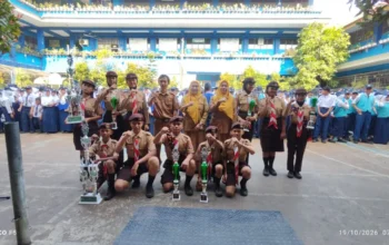 Pramuka Bimox SMPN 4 Makassar Raih Dua Juara Umum SEMALOPA 6 Pramuka Bimox SMPN 4 Makassar berfoto bersama membawa piala SEMALOPA 2026 di halaman sekolah pada 19 Oktober 2026