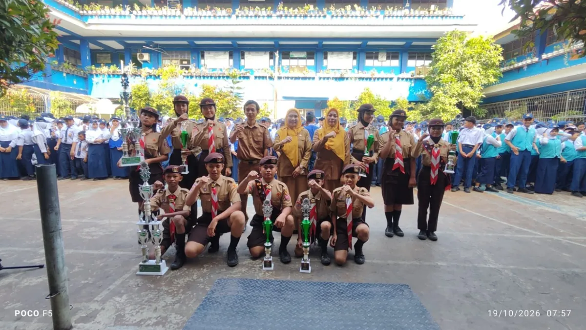 Pramuka Bimox SMPN 4 Makassar berfoto bersama membawa piala SEMALOPA 2026 di halaman sekolah pada 19 Oktober 2026