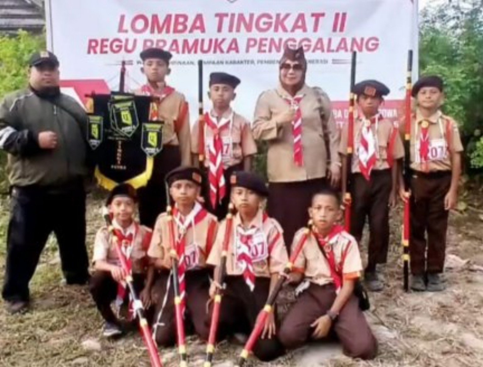 Delapan siswa SD Tabaringang bersama pendamping pada LT II Pramuka Penggalang di Benteng Somba Opu, Gowa