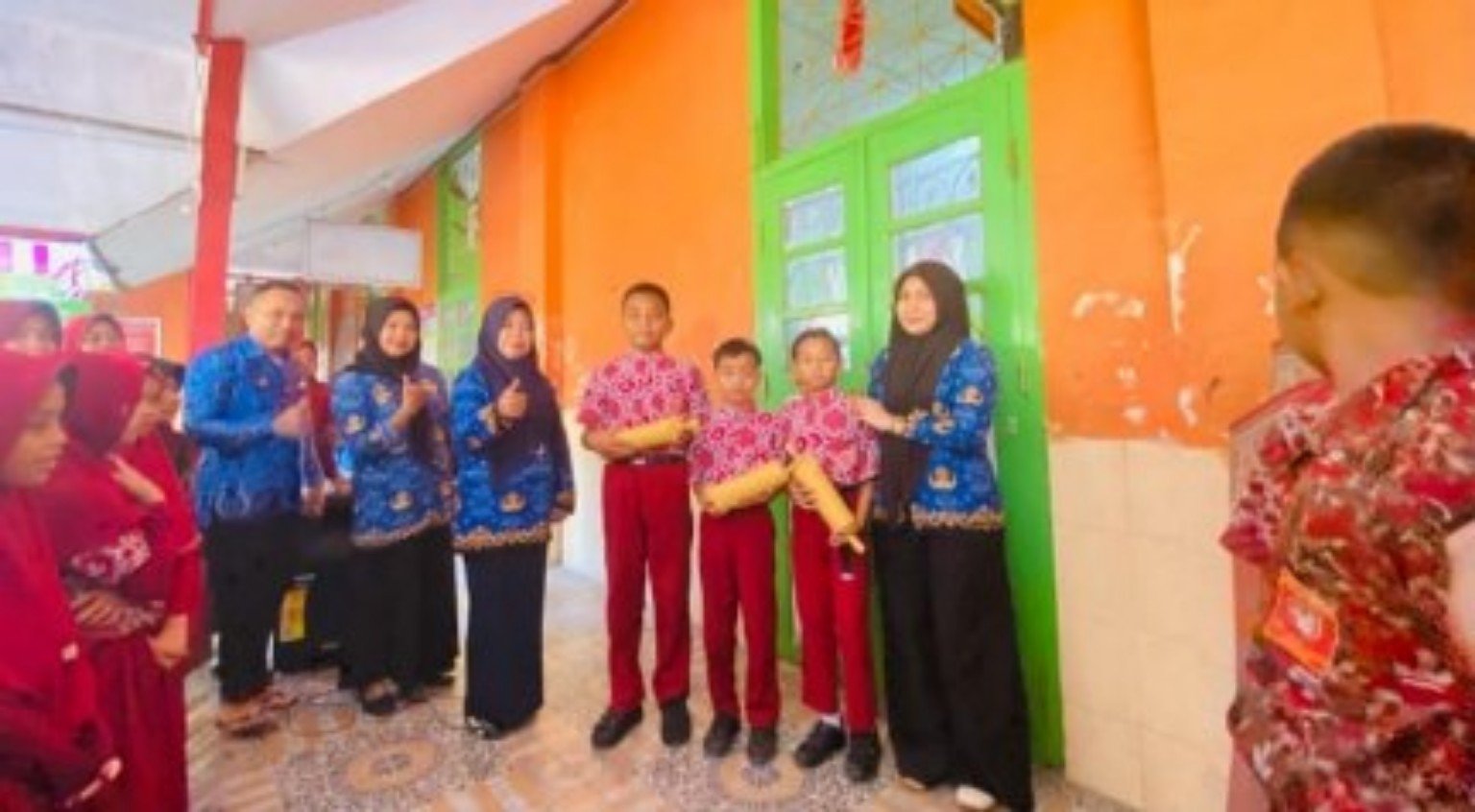SDN Pattingaloang Apresiasi 3 Siswa pada Hari Kesaktian Pancasila 1 Tiga siswa SD Negeri Pattingaloang Makassar menerima bingkisan pada peringatan Hari Kesaktian Pancasila, 1 Oktober 2026.