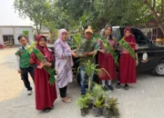 SDN Tamalanrea 2 menerima bibit tanaman dari DLH Kota Makassar bersama Duta Adiwiyata di lingkungan sekolah