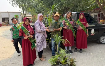 SDN Tamalanrea 2 menerima bibit tanaman dari DLH Kota Makassar bersama Duta Adiwiyata di lingkungan sekolah