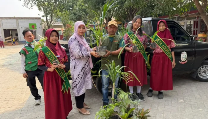 SDN Tamalanrea 2 Terima Bibit DLH Makassar, Dukung Adiwiyata