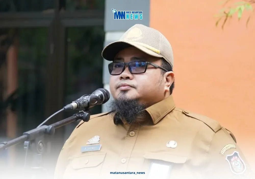Sekcam Rappocini Makassar Andi Zulfadli memberikan arahan disiplin dan kebersihan lingkungan kerja