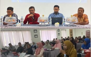 Pemateri dan guru SMP Negeri 36 Makassar mengikuti workshop pembelajaran mendalam di Kantor Cabang Penerbit Erlangga pada 10 Oktober 2026