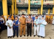 SMPN 22 Makassar Apresiasi Tiga Juara FTBI 2026 12 Siswa SMPN 22 Makassar membawa piala dan penghargaan FTBI 2026 bersama wakapolsek dan pendamping