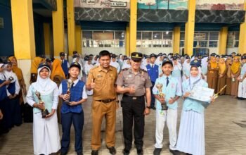SMPN 22 Makassar Apresiasi Tiga Juara FTBI 2026 6 Siswa SMPN 22 Makassar membawa piala dan penghargaan FTBI 2026 bersama wakapolsek dan pendamping