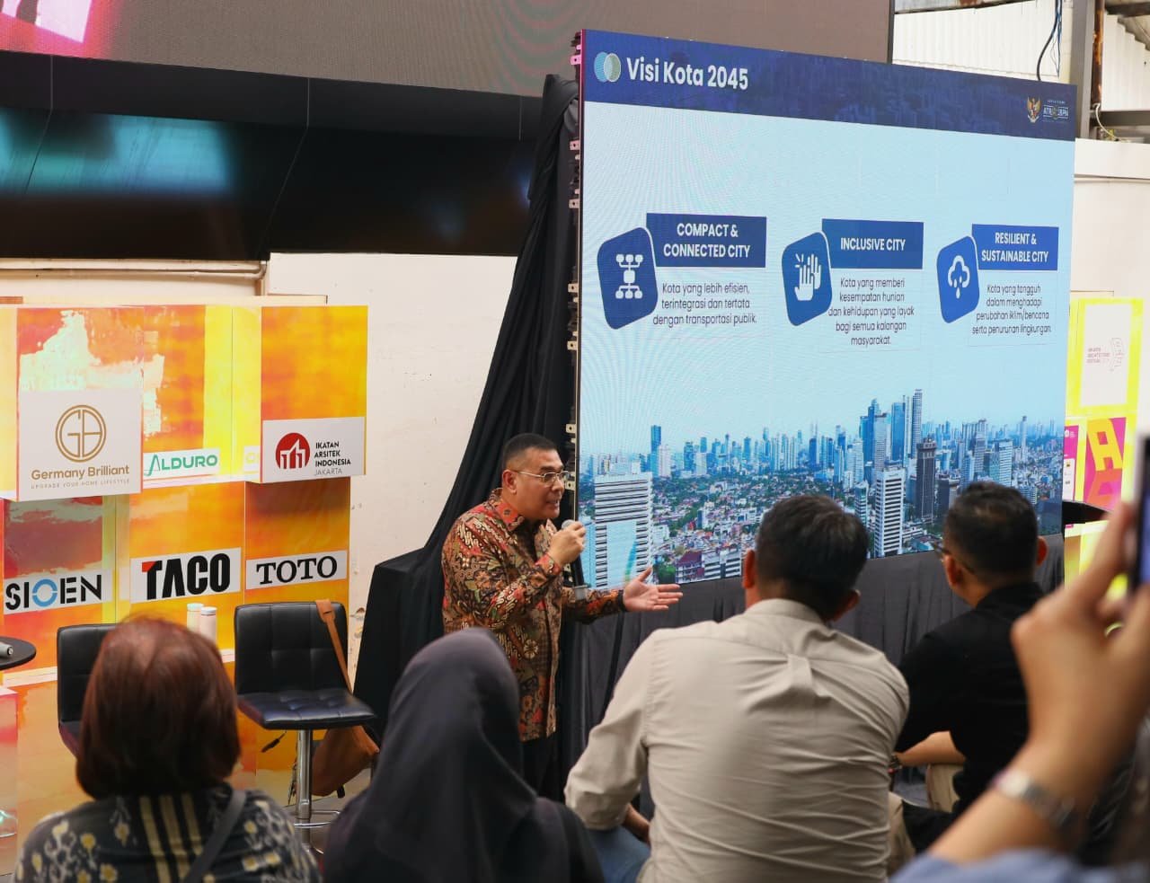 Wamen ATR/Waka BPN Ossy Dermawan berbicara pada Jakarta Architecture Festival 2026